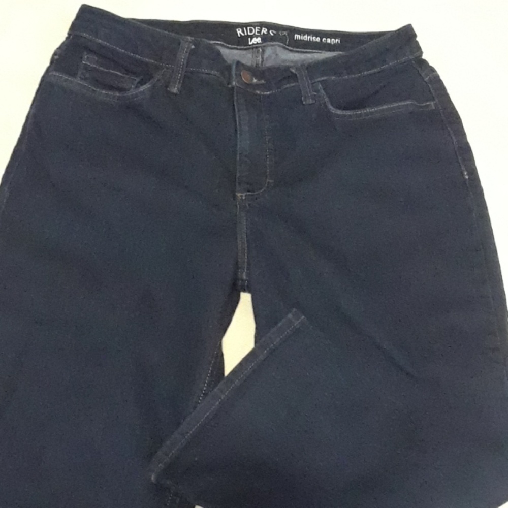 Capri jeans. Midrise.